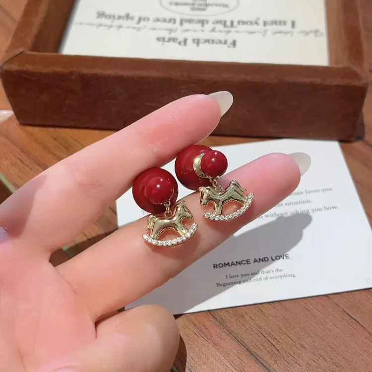 铜合金耳饰 圣诞元旦新年氛围感红色珠珠小马复古两戴款百搭耳钉