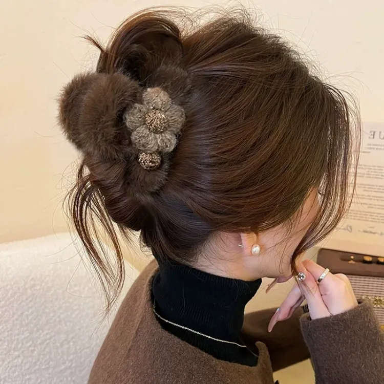 秋冬毛绒花朵抓夹女高级感2025新款独特漂亮后脑勺发量少盘发夹子