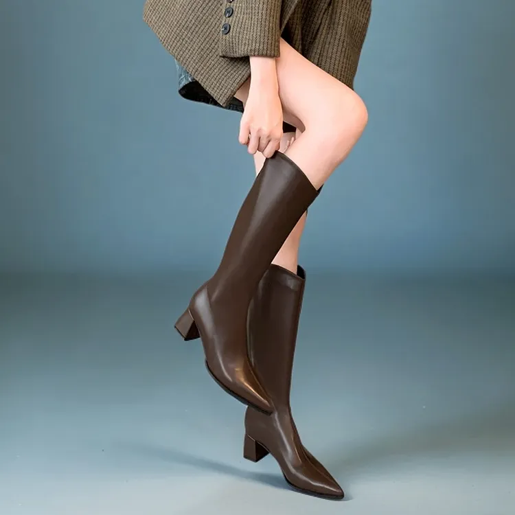 加宽大码2024冬季新款显瘦气质尖头粗跟加绒后拉链显瘦时装靴