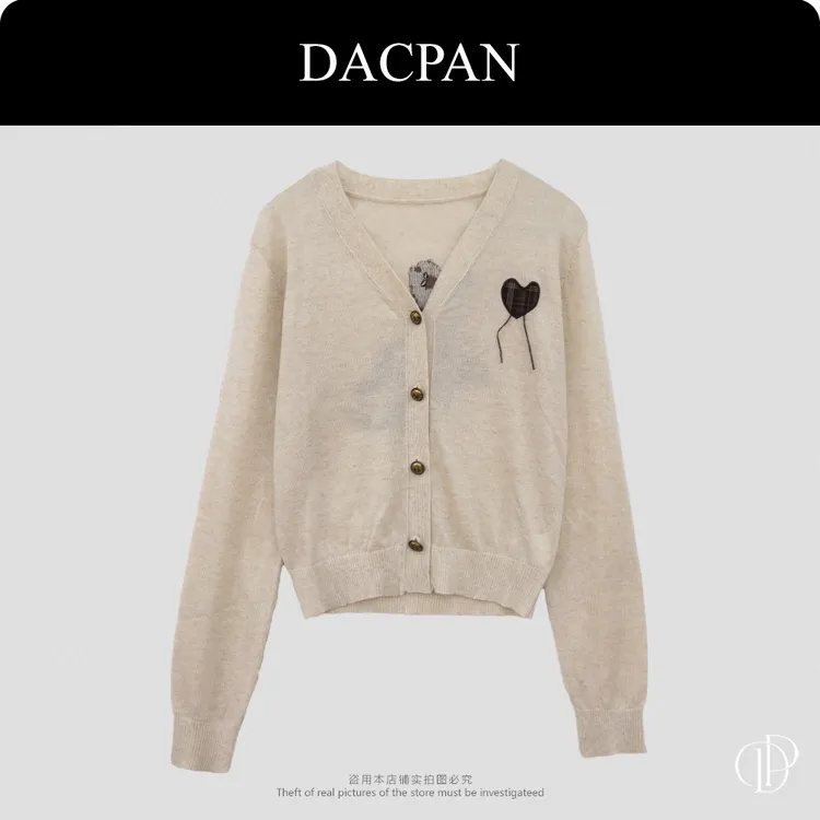 DACPAN-“淡雅清新”V领刺绣小熊针织毛衣  2025/盼·PP 522Z009