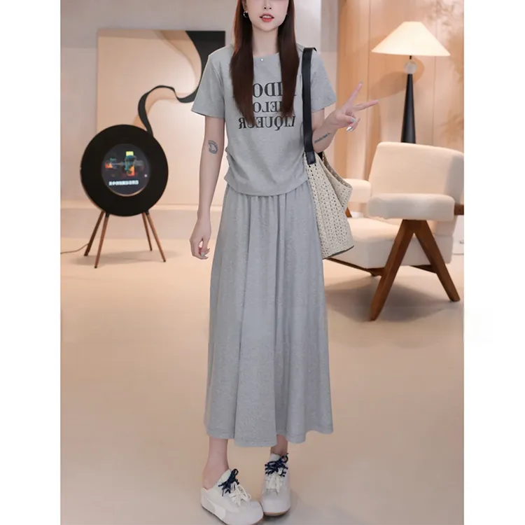 2025年夏季简约V领短袖衫休闲纯色字母印花上衣慵懒T恤衫女