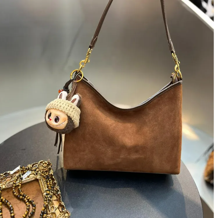 2025秋冬新款时尚百搭轻奢高级感女手提单肩斜挎通勤磨砂皮腋下包