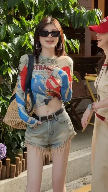 美式复古辣妹圆领印花长袖T恤女夏防晒罩衫上衣破洞牛仔短裤热裤