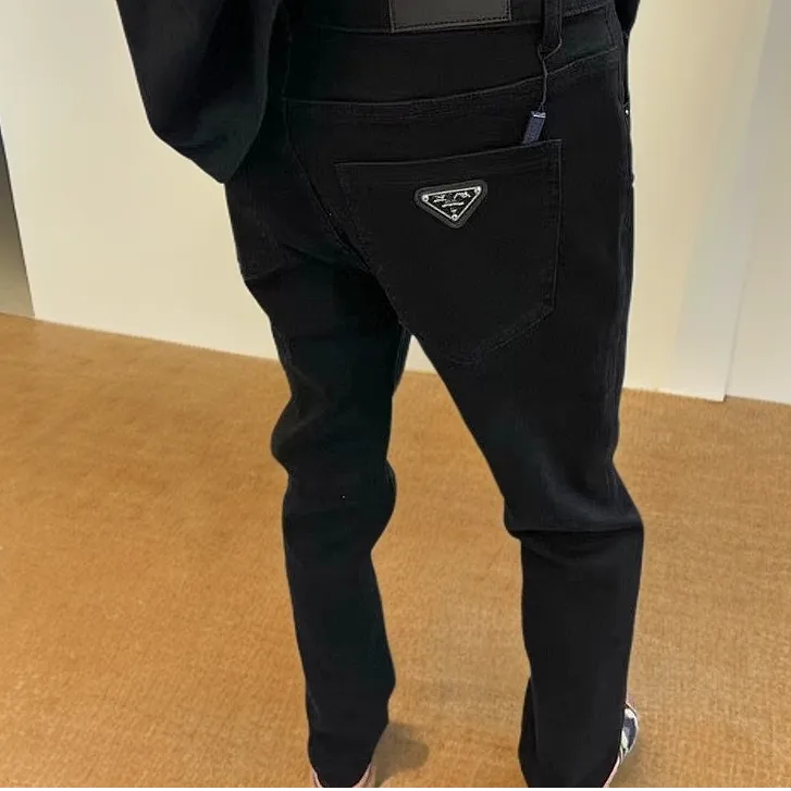 春季新款三角标徽章加绒牛仔裤男士潮牌韩版直筒休闲修身黑色长裤
