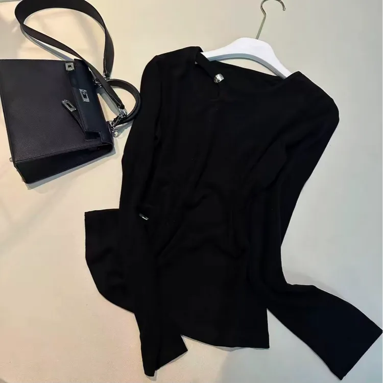 《姚家优麦汇》Y7163冬款圆领设计感百搭长袖显瘦上衣款女