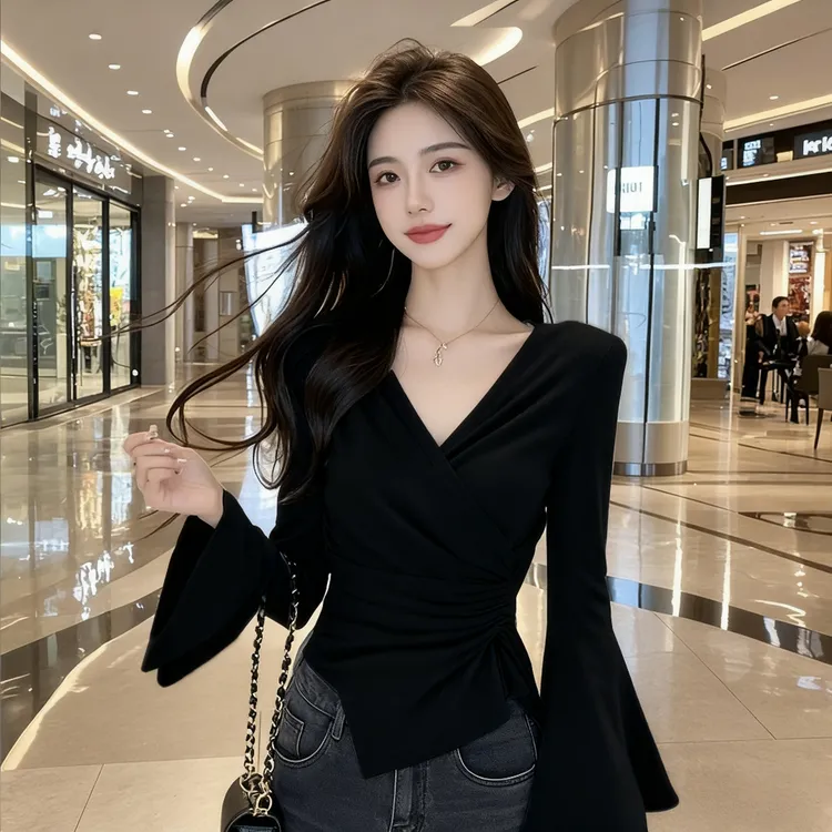 2025秋季新款V交叉上衣喇叭袖不规则设计T恤纯欲风辣妹黑色打底衫