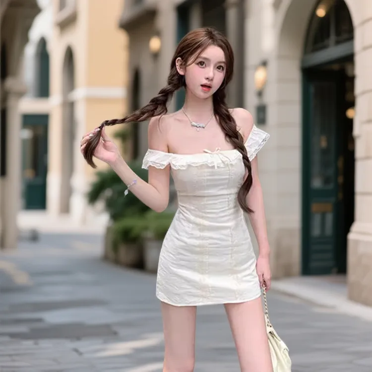 米白色蕾丝木耳边蝴蝶结连衣裙女性感辣妹一字露肩修身显瘦包臀裙