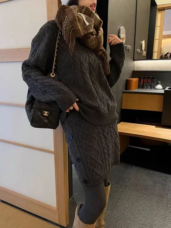 高级感绞花针织套装女25冬季时尚休闲毛衣配纽扣半身裙两件套加厚