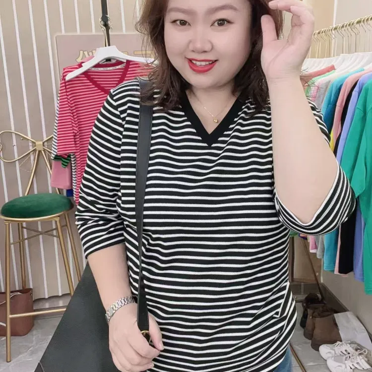 2025年秋季新款时尚百搭V领T恤女装条纹230斤可穿显瘦潮流撞色款