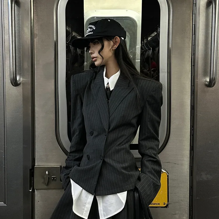 韩好甜WARDEN EDGE 黑色戗驳领正肩西装外套女修身气质小个子西服