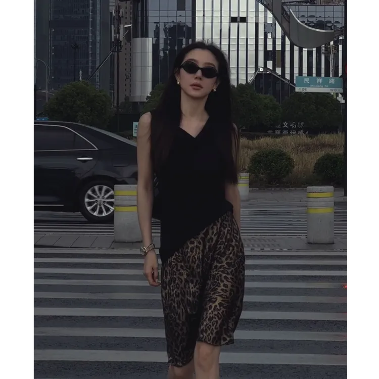 2025夏季新款时尚无袖外穿上衣气质显瘦洋气休闲百搭性感辣妹外穿