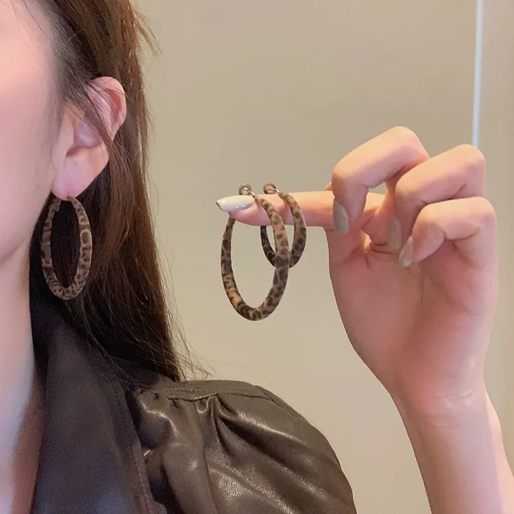 铜合金绒毛耳饰 春夏复古轻奢植绒豹纹耳圈女气质港风ins耳环耳饰商品图