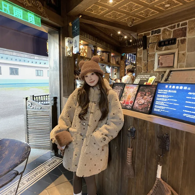 韩系连帽少女减龄中长波点毛毛外套2025年百搭宽松新款毛绒大衣女