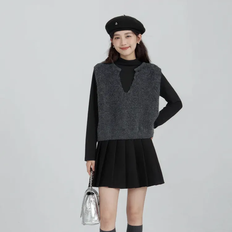 奢姿2025冬季新款大码女装V领毛绒针织马甲搭打底显瘦减龄两件