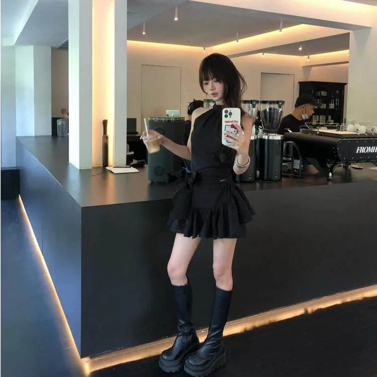 黑色挂脖无袖连衣裙女夏季2025新款法式赫本风收腰独特漂亮短裙子