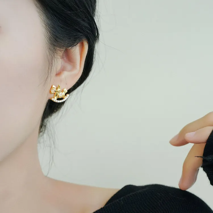 铜合金耳饰 金色铜钱耳钉高级感简约精致通勤百搭马年新款耳环女