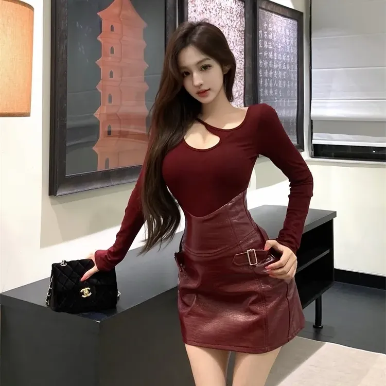 港风性感风酒红色镂空长袖上衣皮裙套装女秋冬新款性感气质两件套