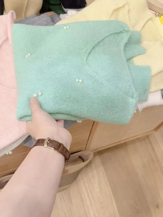 七言家巨好看！ins韩系穿搭绿色钉珠V领毛衣@