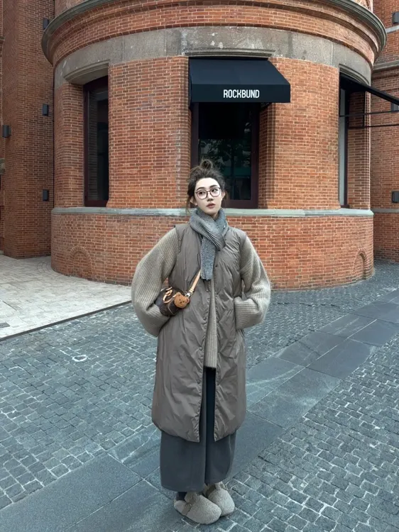 2025秋冬新款韩系松弛感穿搭燕麦色毛衣中长款马甲休闲裤三件套女