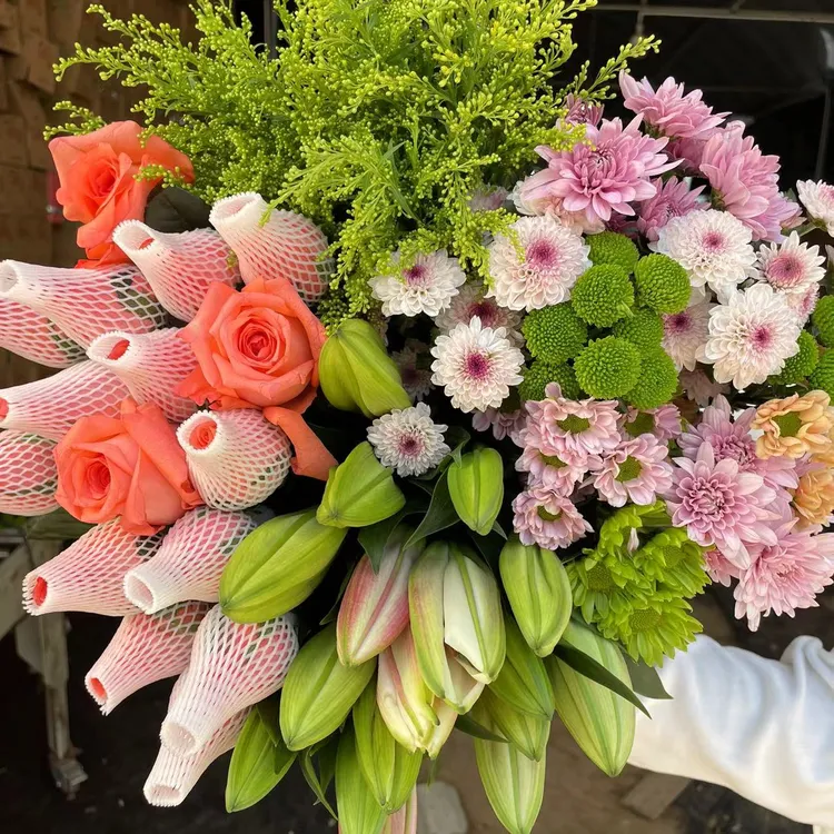 【爆款鲜花组合】粉玫瑰10枝+百合5朵+小雏菊5枝+配草5枝云南鲜花