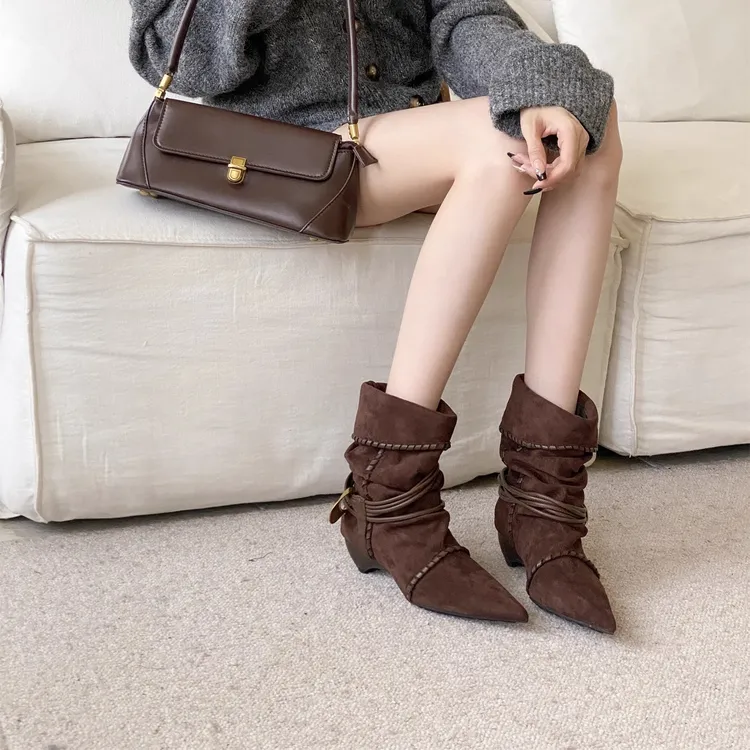 2025年新款秋冬尖头粗跟中跟短靴女绒面瘦瘦靴弹力短筒靴女堆堆靴