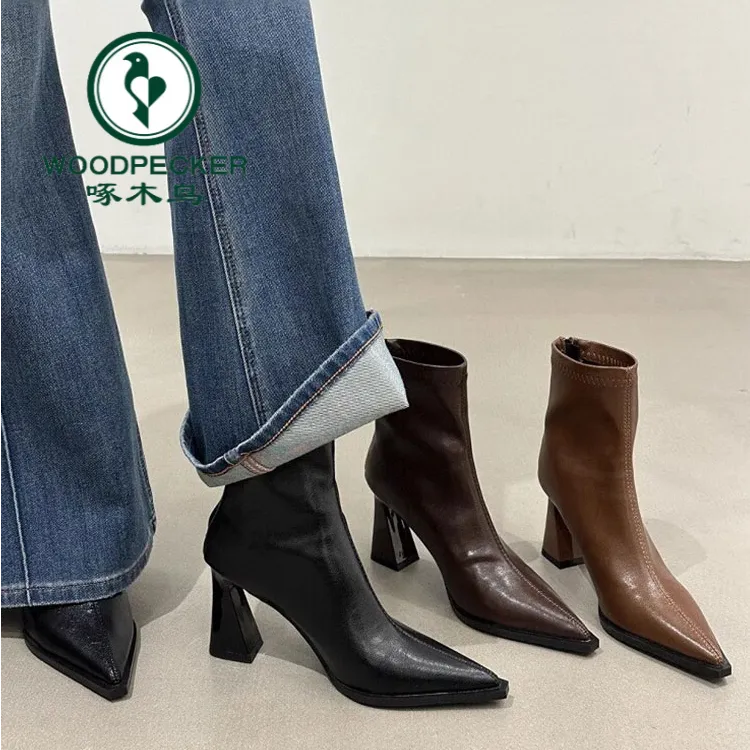 啄木鸟2025秋冬新款尖头短靴女粗跟高跟黑色瘦瘦靴气质高级时装靴