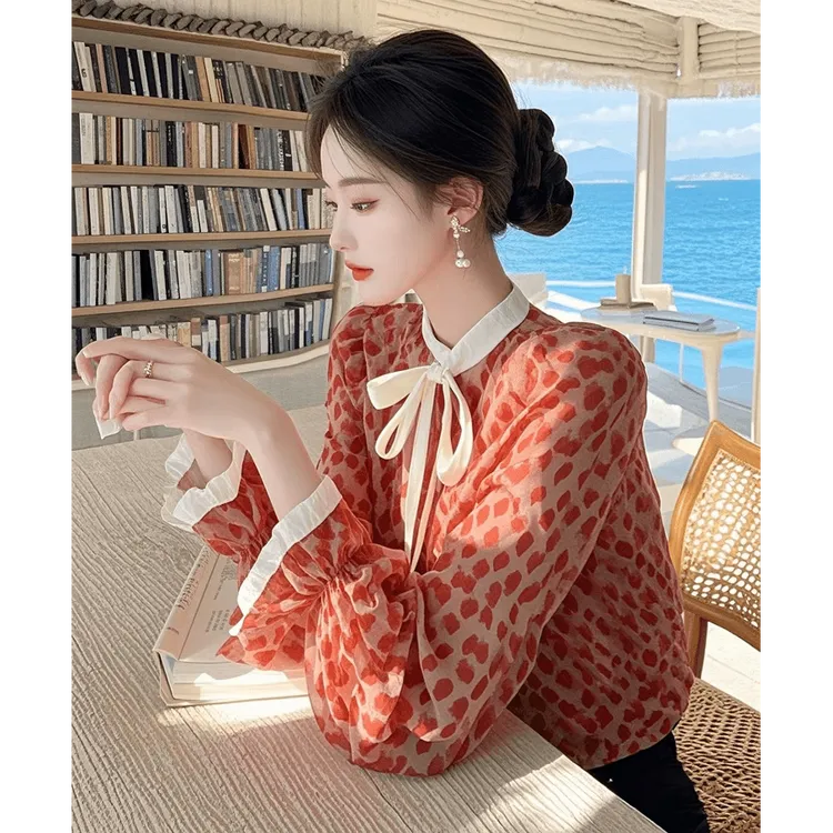 2025今年流行超好看独特漂亮上衣气质高级感轻奢红色碎花雪纺衬衫