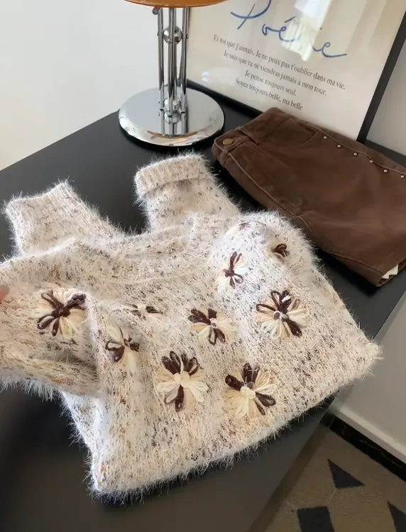 2025秋冬新款法式温柔风刺绣圆领宽松减龄慵懒风套头显瘦软糯毛衣