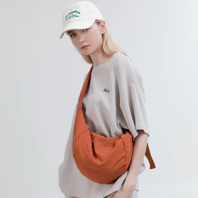 慵懒包斜挎单肩女士高颜值挎包可颂蓬松款尼龙布大容量旅行包