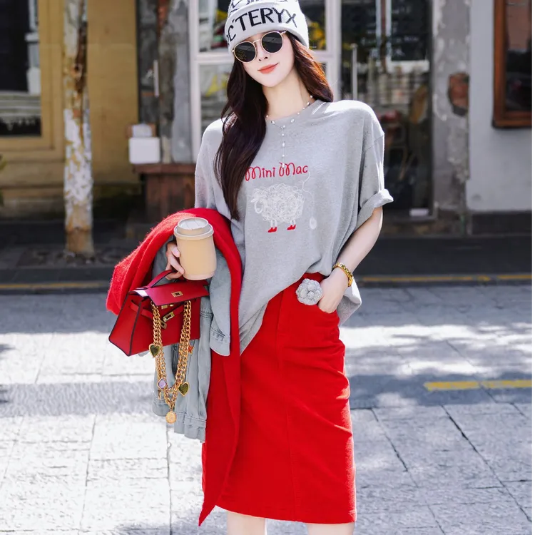 SISTER姐妹家刺绣磨毛休闲圆领宽松显瘦短袖打底T灯芯绒红色中裙