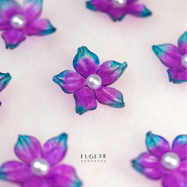 钛钢仿珍珠胸针 chic风极简紫荆花胸针手工皮雕塑胸针扣蓝紫色