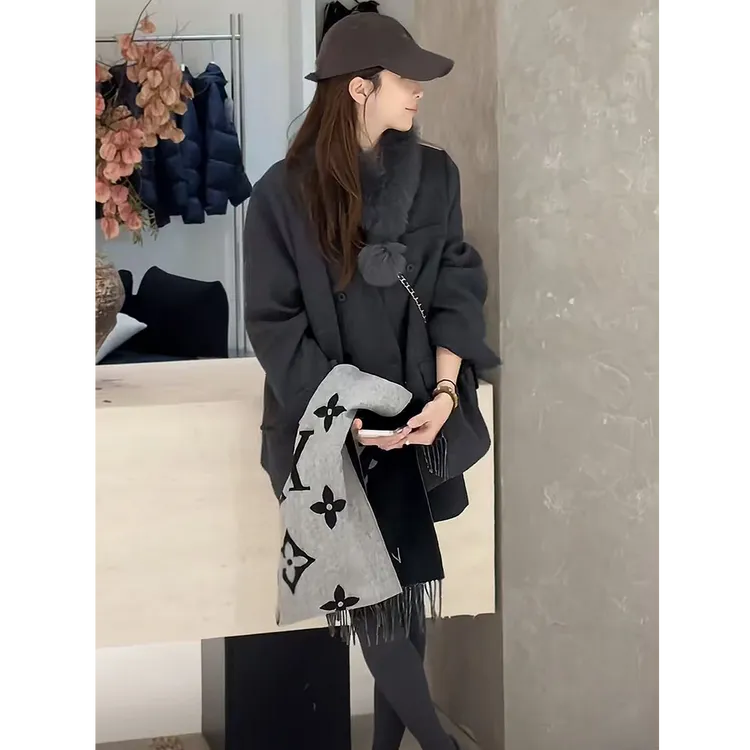 韩系设计感西装羽绒服+围巾女2025冬季新宽松显瘦保暖白鸭绒外套