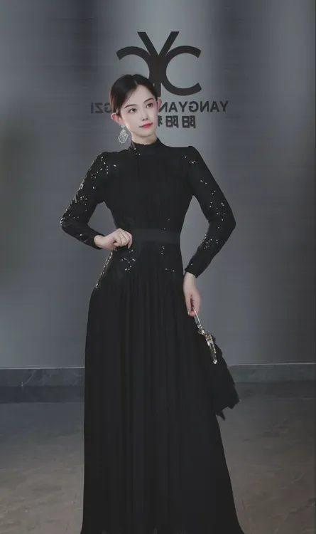 105294黑色重工亮片压褶连衣裙收腰显瘦轻奢高级感法式长裙