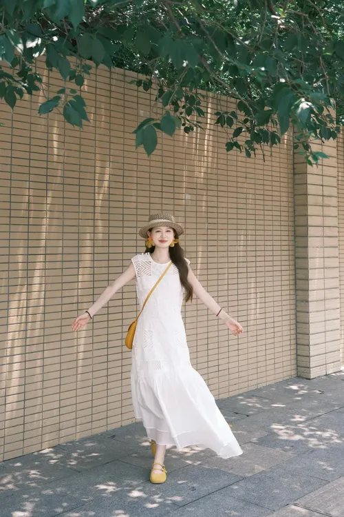 白色蕾丝拼接雪纺连衣裙子2025夏季今年流行穿搭独特漂亮掐腰裙女