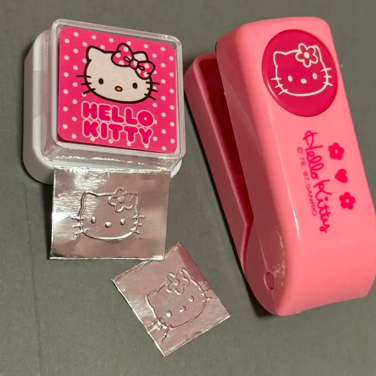 【重生】金属压花贴KT猫压花器创意解压小玩具卡通饰品金属压花贴