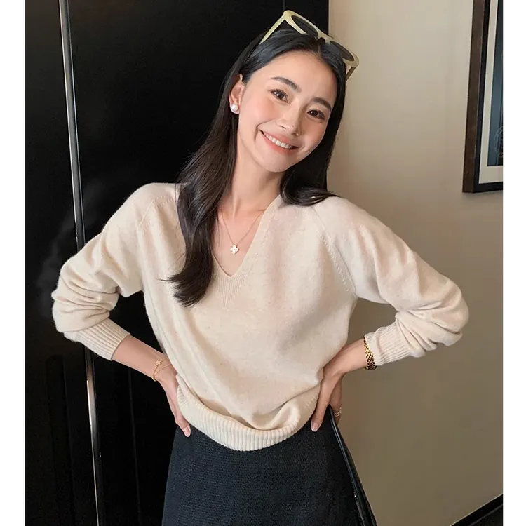 鄂尔多斯市羊绒衫女V领秋冬纯色宽松套头毛衣羊毛衫针织打底衫女