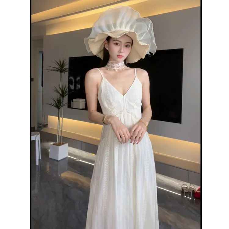 白色v领露背吊带连衣裙女夏季收腰a字裙子气质仙气海边度假风长裙