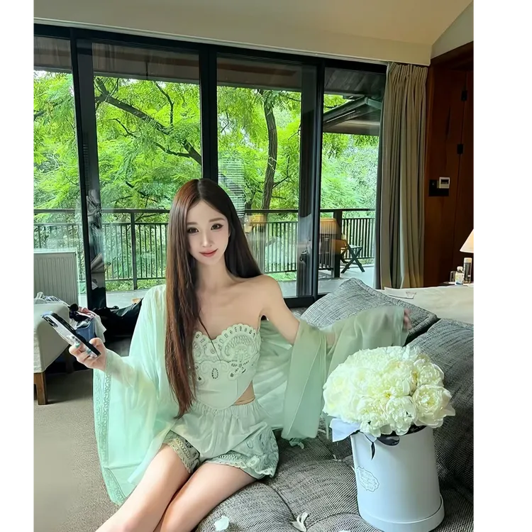 【朦胧桂雨】法式名媛风蕾丝抹胸短裤套装秋季新款蝙蝠显瘦长袖上衣