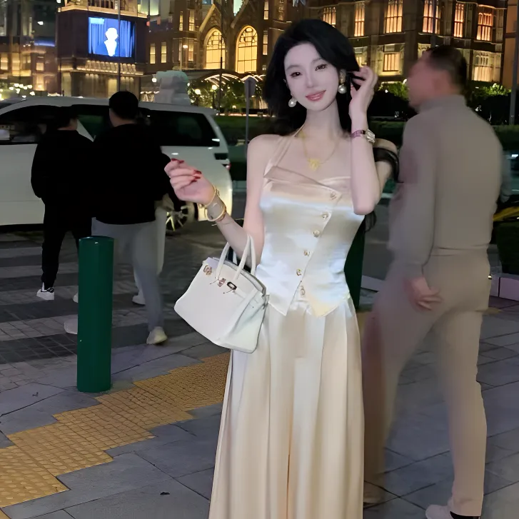 轻奢气质套装女高级金色挂脖上衣一整套ootd穿搭新款别致阔腿裤潮