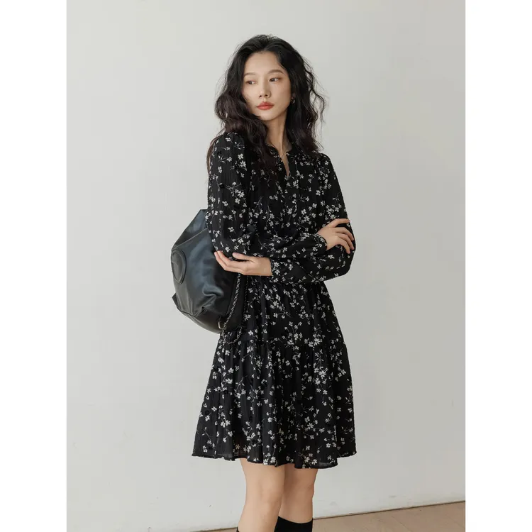 时尚复古碎花连衣裙女秋季2025新款v领长袖显瘦休闲收腰气质裙子
