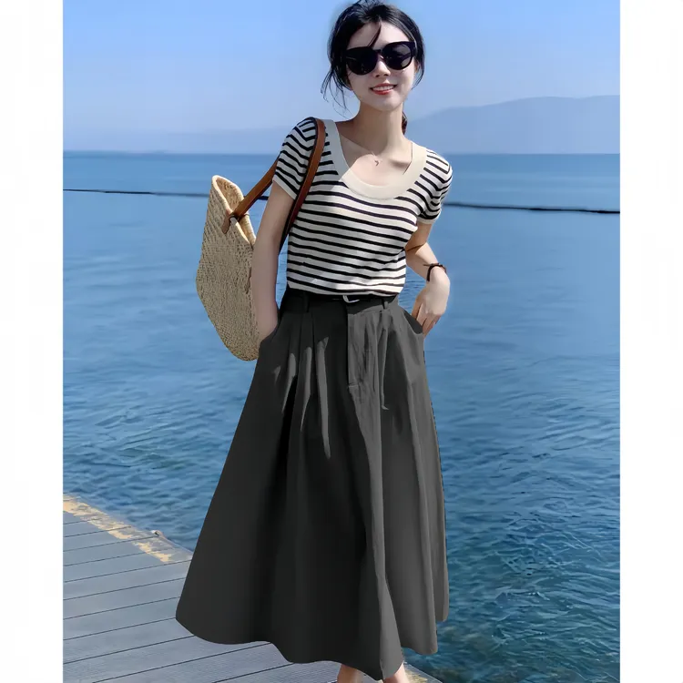 纯色高腰半身裙子搭配条纹大u领针织短款上衣小个子阳光休闲穿搭
