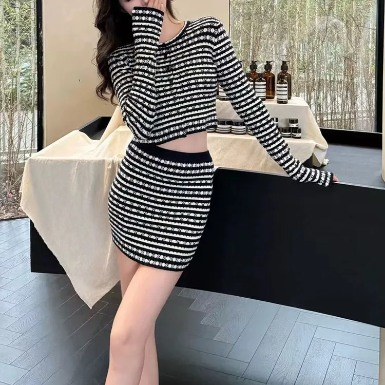 秋季新款2025小香风轻奢感名媛风撞色条纹设计针织开衫短裙两件套