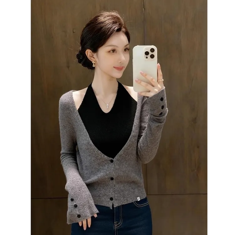 冬季高级感巨好看小众不撞款灰色上衣法式设计感假两件挂脖针织衫