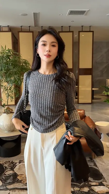 打底衫上衣女2025冬季新款简约纯色休闲百搭修身圆领捏褶显瘦上衣