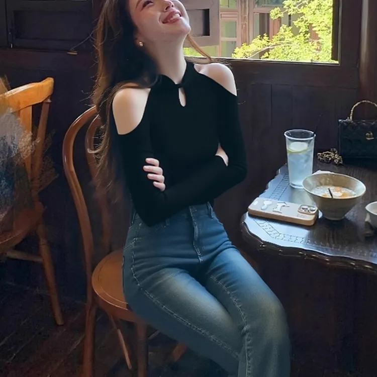 韩系黑色盘扣露肩毛衣女秋季氛围感穿搭高级感气质修身打底衫上衣