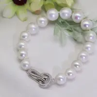 138   蛇扣设计白色珍珠手链