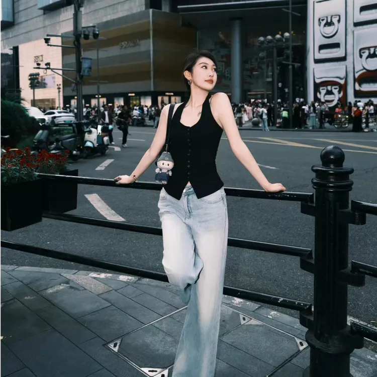 辣妹黑色挂脖背心女夏季单排扣修身显瘦上衣外穿高腰时尚牛仔裤子