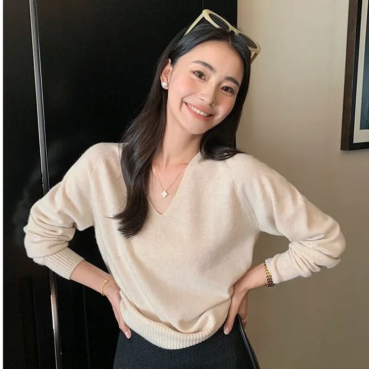 鄂尔多斯市100%羊绒衫女秋冬季薄款V领时尚针织打底衫百搭毛衣