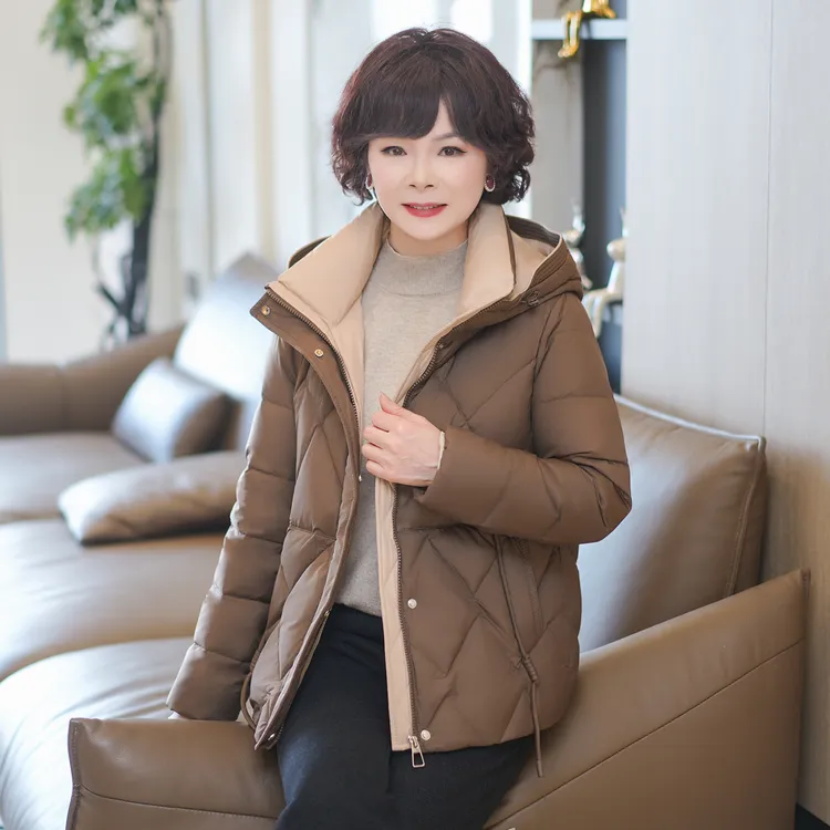 妈妈冬装短款羽绒服女中老年女装洋气冬季中年连帽白鸭绒外套秋冬