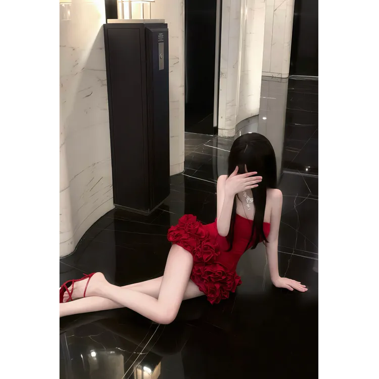 韩系千金风2025秋季新款圣诞红抹胸收腰上衣配立体花朵蓬蓬短裙女